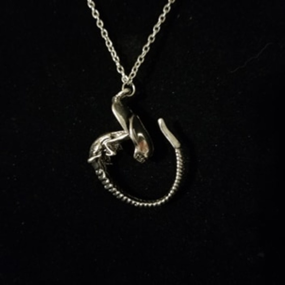Baby Xenomorph Pendant Necklace - Creature from Alien - Silver color - New - Picture 4 of 7